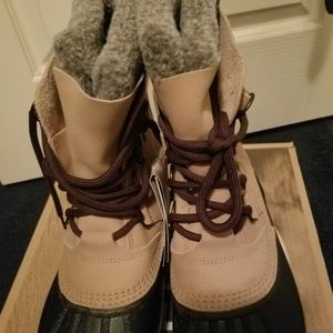 Snow boots